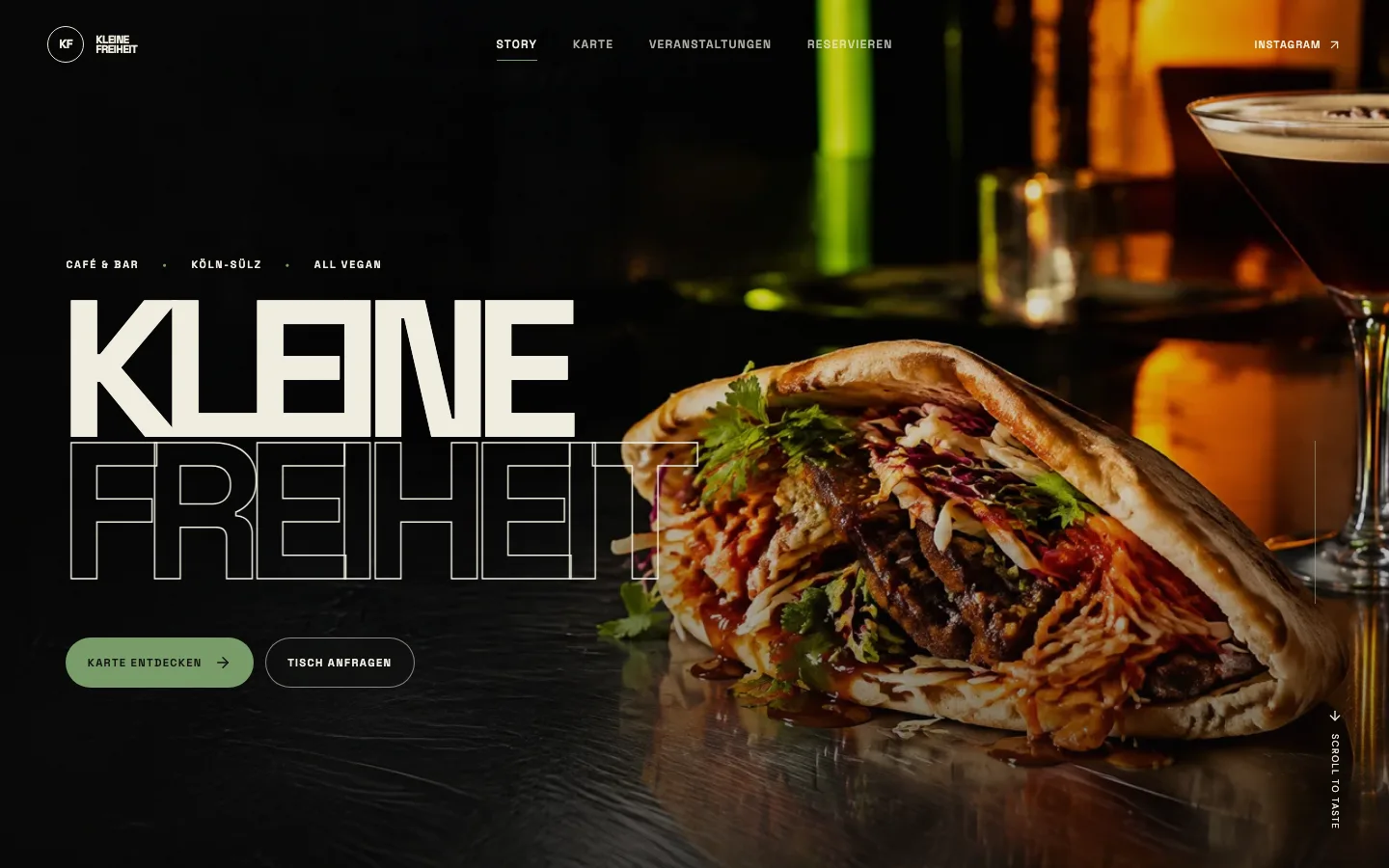 Startseite der Kleinen Freiheit am Desktop mit dunkler Bühne, Schriftzug und Brottasche
